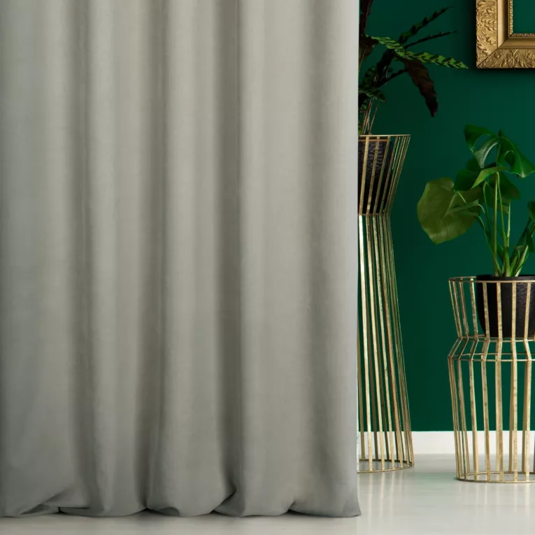 Zasłona szyta na taśmie 5 cm jasnosrebrna z miękkiej tkaniny o welurowej strukturze