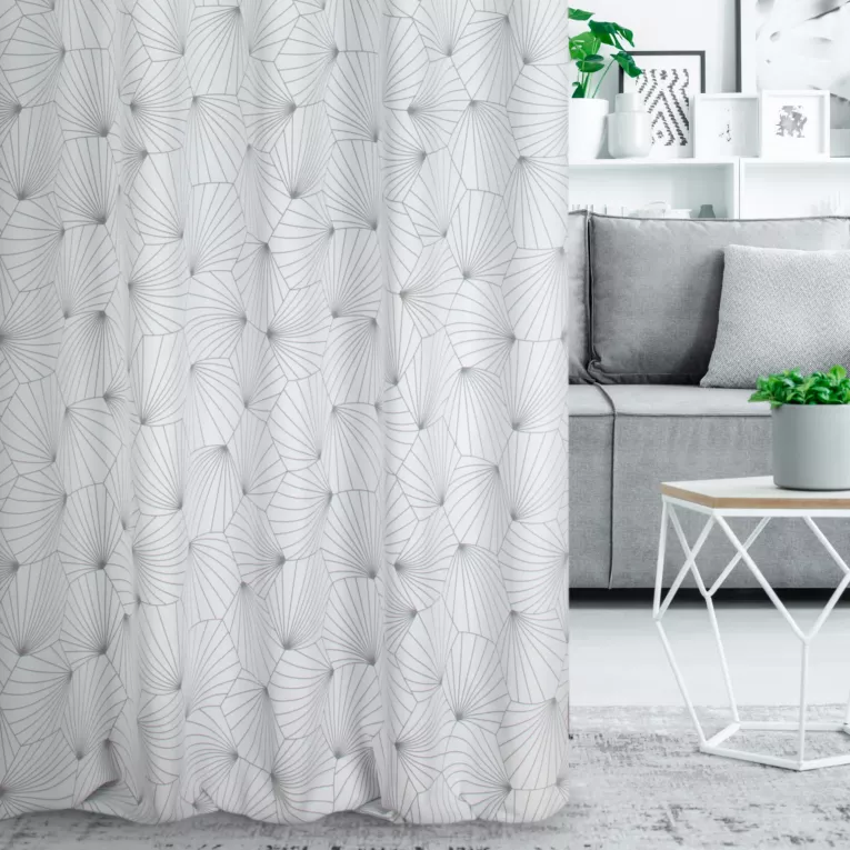 Zasłona szyta na taśmie 5 cm biało popielata z miękkiej tkaniny z nadrukiem w geometryczny wzór