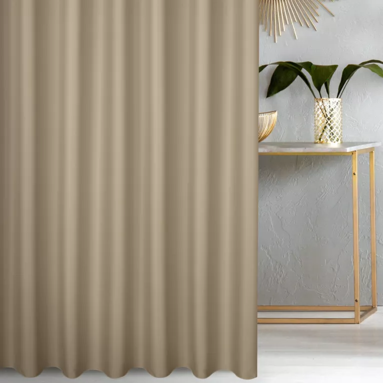 Zasłona szyta na taśmie 5 cm ciemnobeżowa z gładkiej tkaniny zaciemniającej typu dimout wykończona obciążnikiem