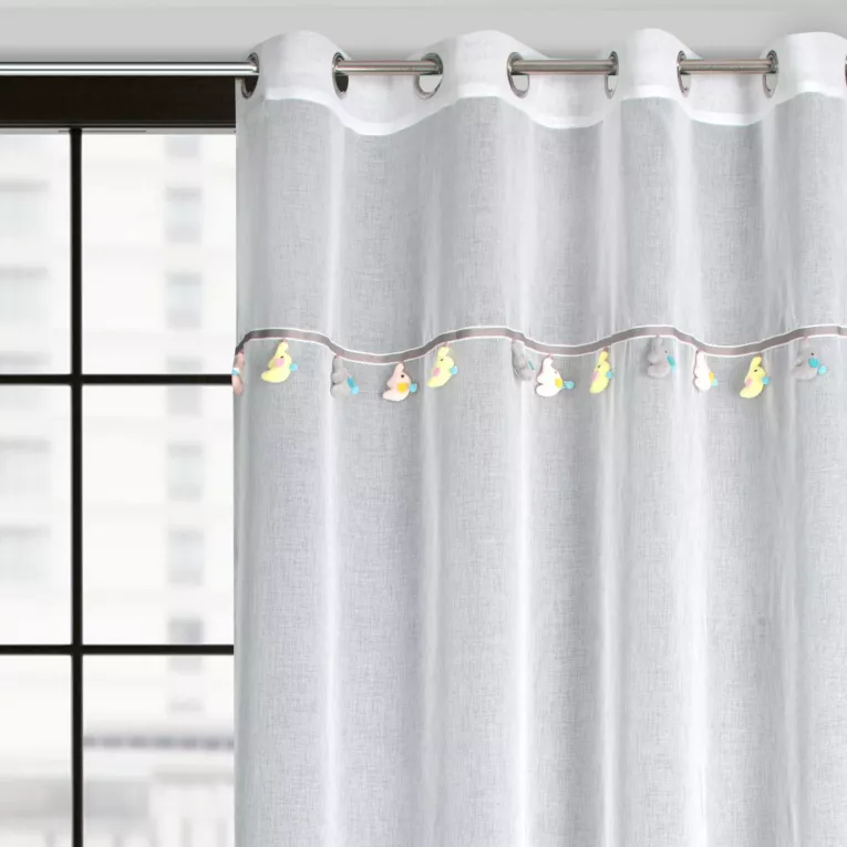 Firana biała z etaminy zdobiona taśmą dekoracyjną z wiszącymi trójwymiarowymi słonikami 140x250 cm przelotka KIDS