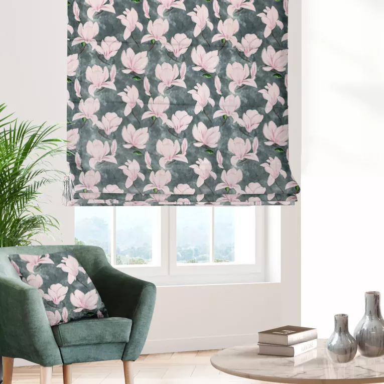 Roleta rzymska srebrno różowa z miękkiej, welwetowej tkaniny, z nadrukowanym dużym wzorem kwiatowym