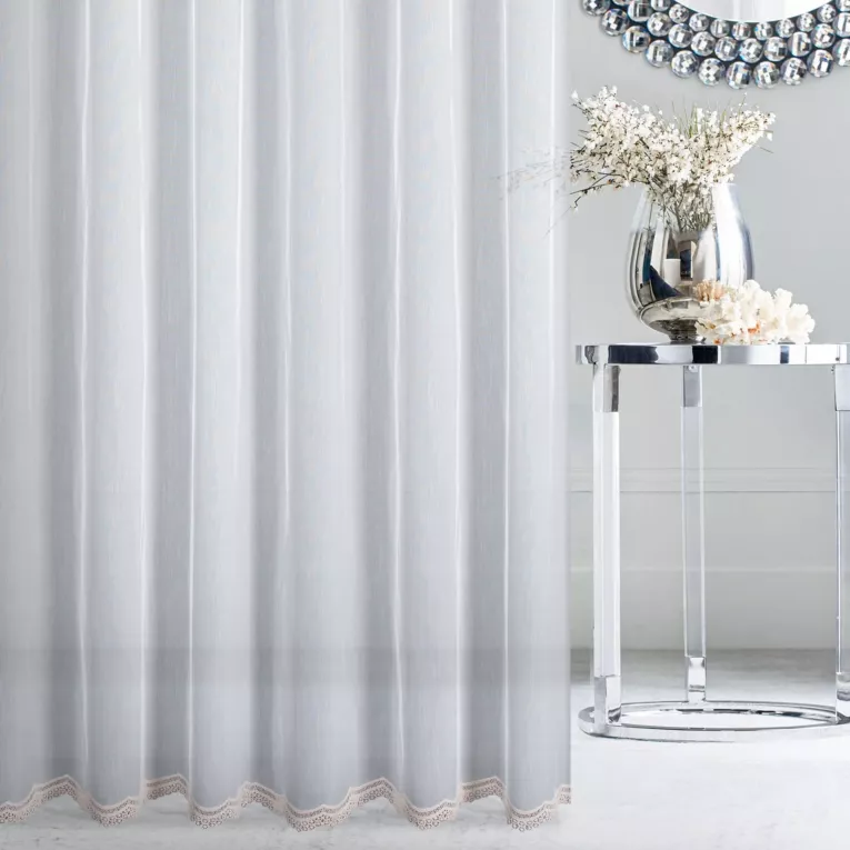 Firana szyta na taśmie 5 cm naturalno beżowa z matowej tkaniny typu aden zdobionej geometryczną aplikacją