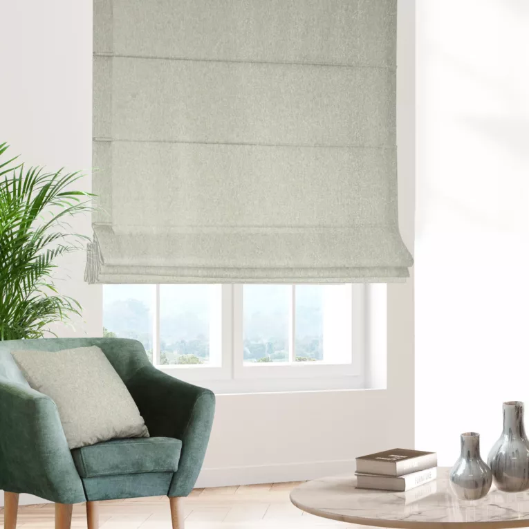 Roleta rzymska naturalno srebrna z gładkiej tkaniny przeplatanej błyszczącą lureksową nicią