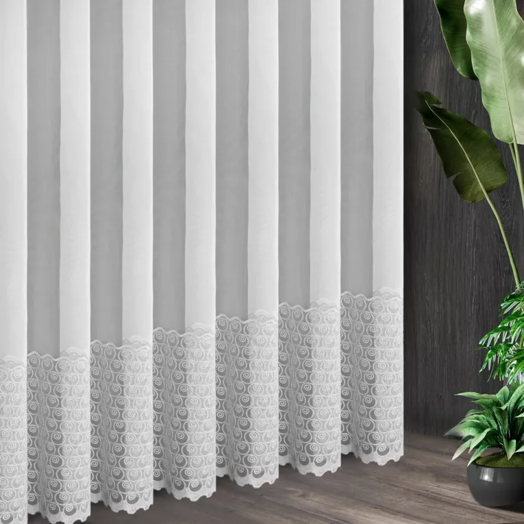 Tkanina firanowa zwiewana i delikatna matowa mikrosiateczka zdobiona popielatym haftem ze srebrną nicią