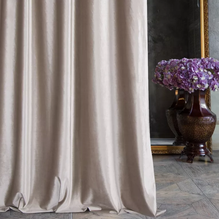 Zasłona szyta na taśmie 5 cm ITALIA beżowa z tkaniny welwetowej o delikatnym połysku