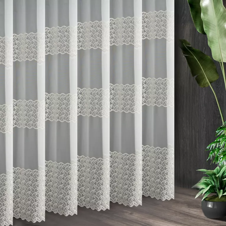 Tkanina firanowa matowa mikrosiateczka z trzema pasami haftu ze złotą nitką