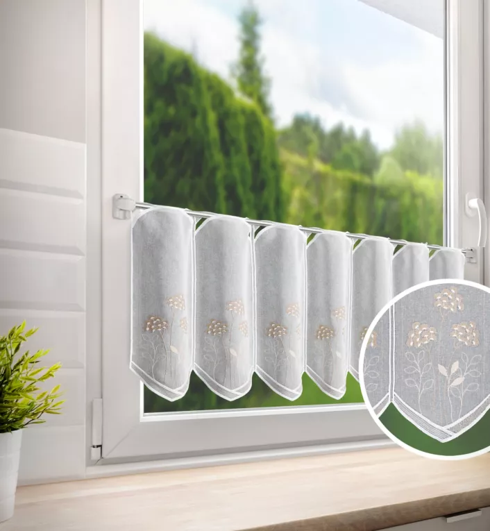 Tkanina firanowa zazdrostka z etaminy zdobiona haftem roślinnym