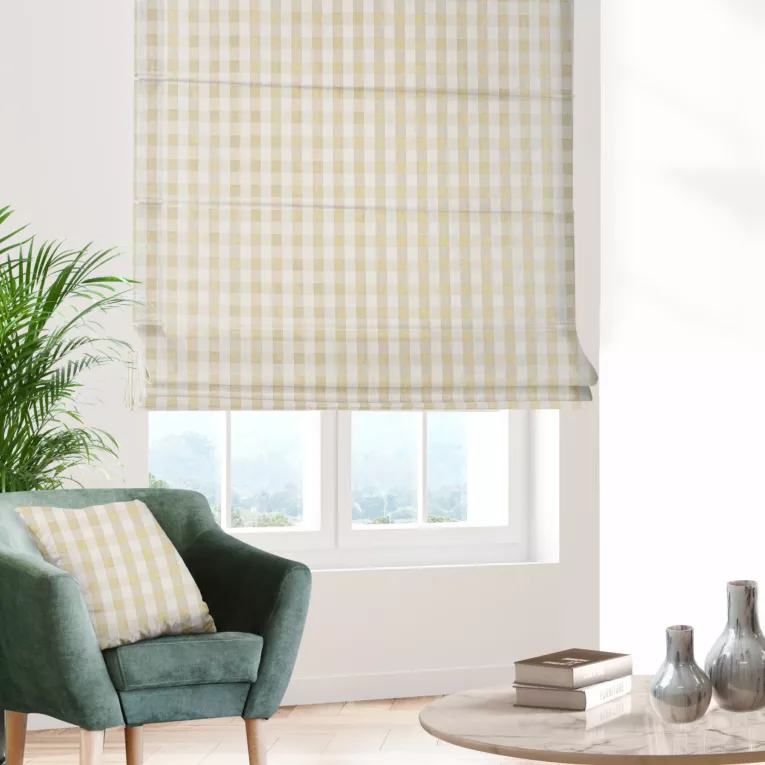 Roleta rzymska kremowo złocista z dwustronnej tkaniny, deseń w kratę z dodatkiem złotej nici