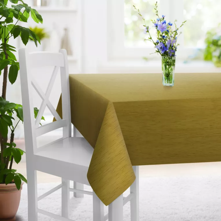 Obrus szyty musztardowy z tkaniny welwetowej w pionowe prążki, wykończona obciążnikiem