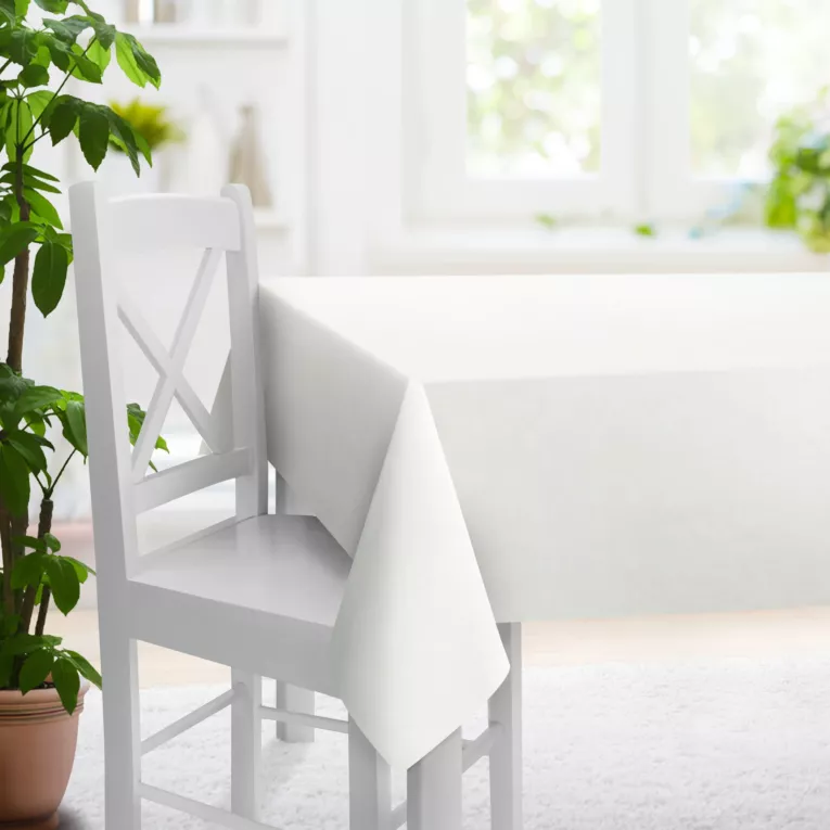 Obrus szyty BRIANNA kremowy miękka szenilowa o wyraźnym splocie i lekkim połysku