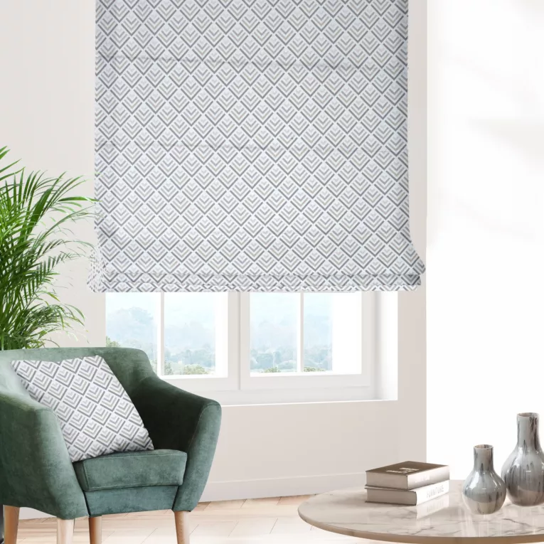Roleta rzymska kremowo grafitowa z tkaniny o naturalnym splocie z nadrukowanym geometrycznym wzorem
