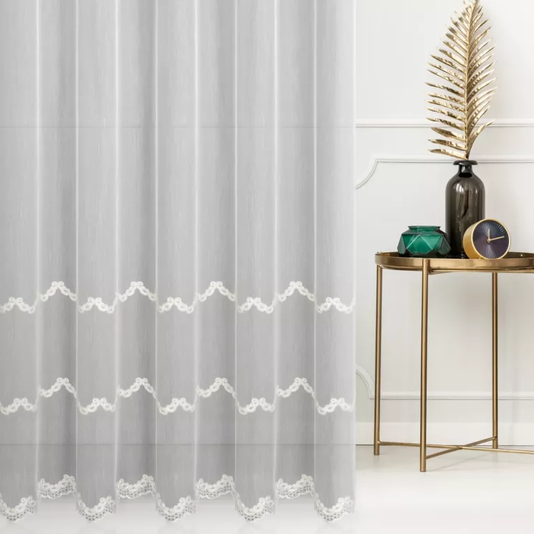 Firana szyta na flexach kremowo beżowa z delikatnej matowej tkaniny, haftowanej kordonkową nicią