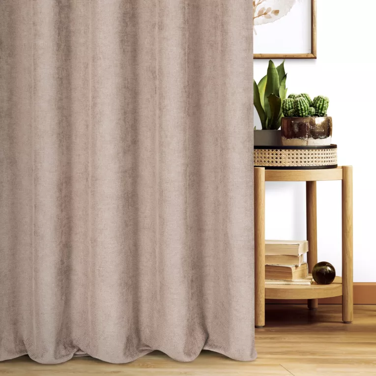 Zasłona szyta na taśmie 5 cm pudrowo różowa z miękkiej w dotyku tkaniny szenilowej