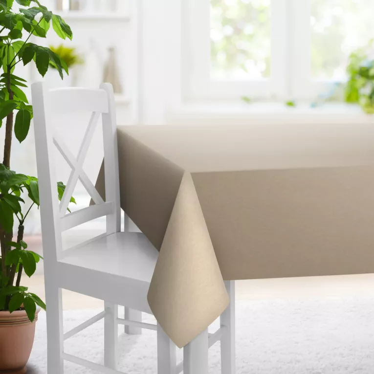 Obrus szyty SHELBY beżowy z miękkiej tkaniny o naturalnym splocie i delikatnym połysku