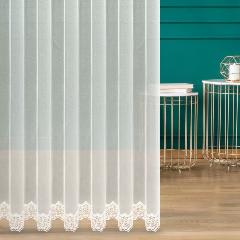 Firana szyta na taśmie 5 cm naturalna z markizety ozdobionej matową aplikacją