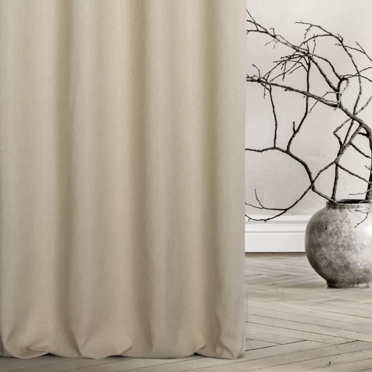 Zasłona szyta na taśmie 5 cm SHELBY beżowa z miękkiej tkaniny o naturalnym splocie i delikatnym połysku