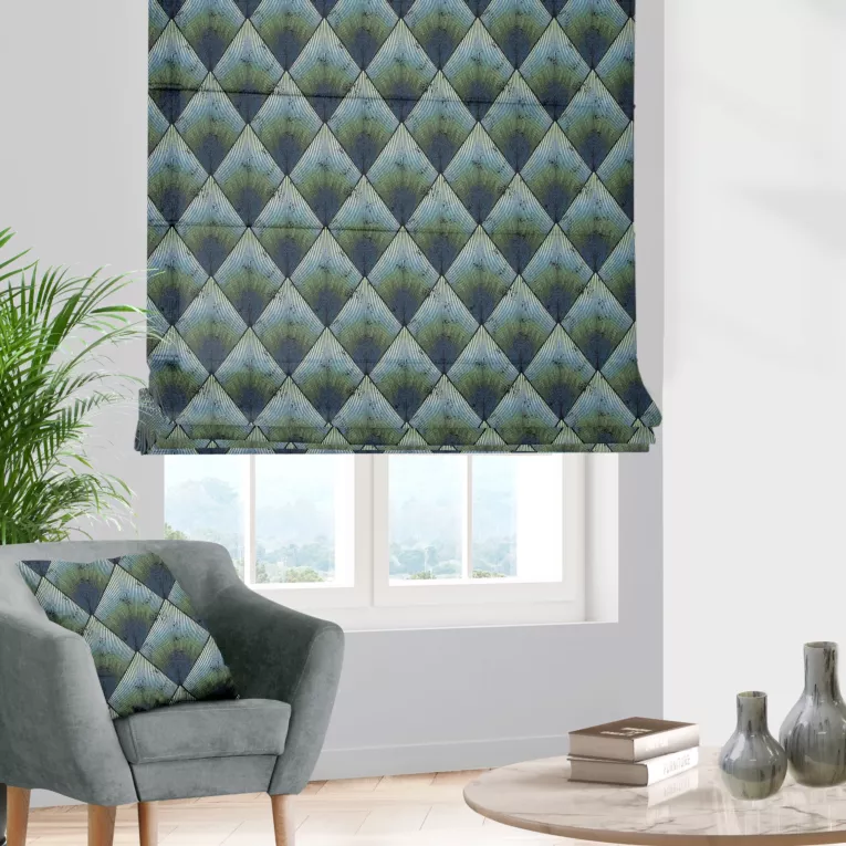 Roleta szyta z systemem comfort czarno turkusowa z tkaniny w elegancki geometryczny wzór z błyszczącą nicią