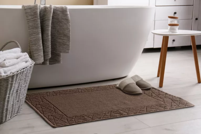 Dywanik łazienkowy NIKA z bawełny, dobrze chłonący wodę z geometrycznym wzorem wykończony błyszczącą nicią