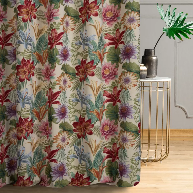 Zasłona szyta na taśmie 5 cm beżowo czerwona z tkaniny gobelinowej w kwiatowy wzór, zawiera 20% bawełny