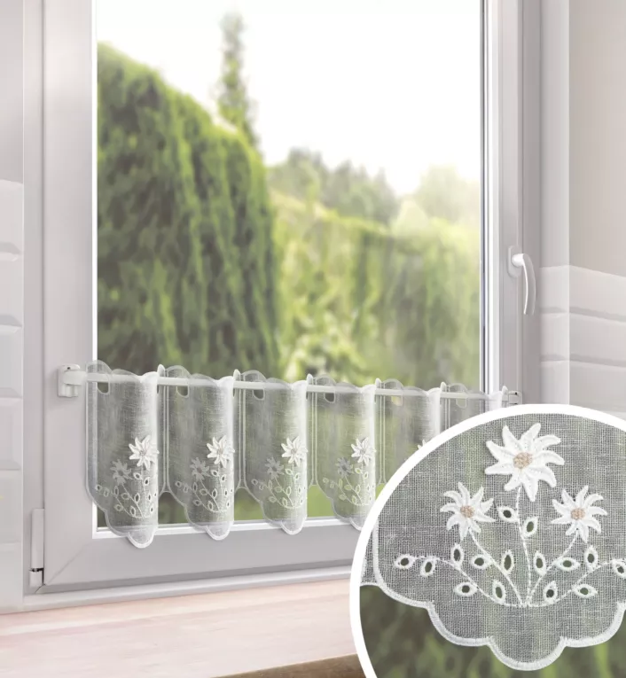 Tkanina firanowa zazdrostka zdobiona haftem w drobne kwiaty