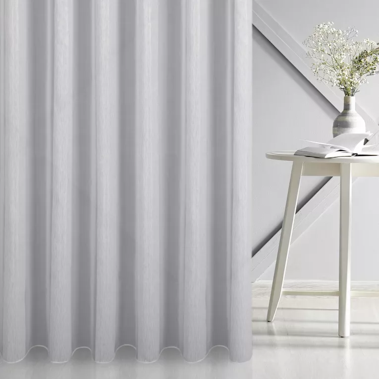 Firana szyta na taśmie 5 cm biało złota z półprzezroczystej matowej tkaniny w miękkie szerokie pasy przytykane błyszczącą nicią, wykończona obciążnikiem