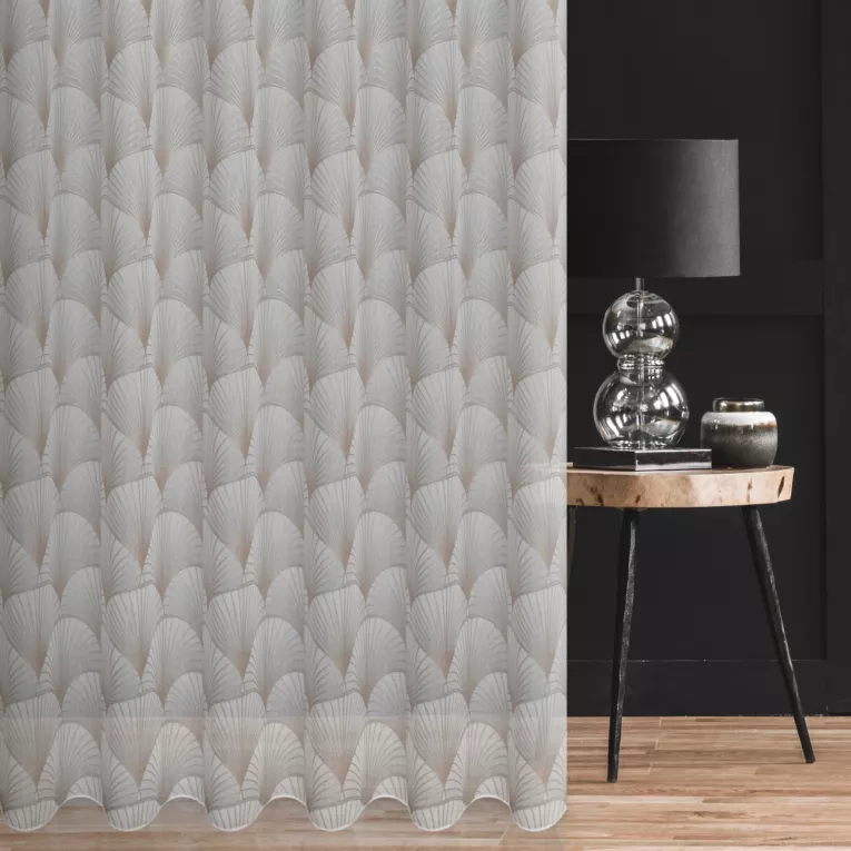 Firana szyta na flexach biało złota z tkaniny typu BATYST z delikatnie połyskującym, geometrycznym nadrukiem na całości tkaniny, wykończona obciążnikiem