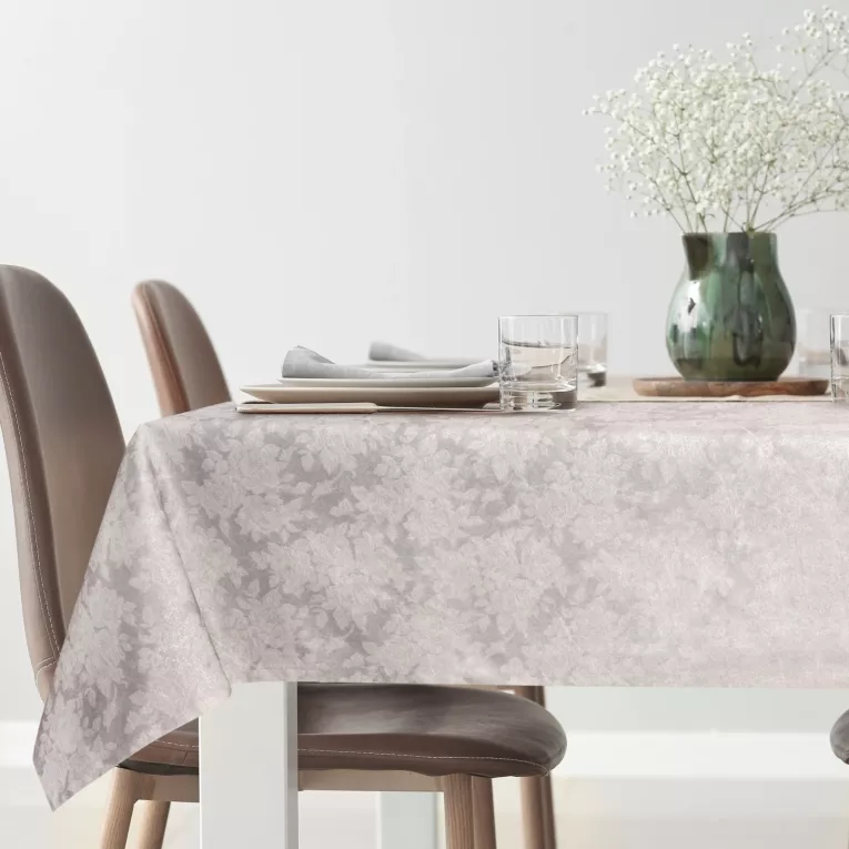 Obrus jasnosrebrny 160x350 cm INES z motywem kwiatów przetykany srebrną nicią