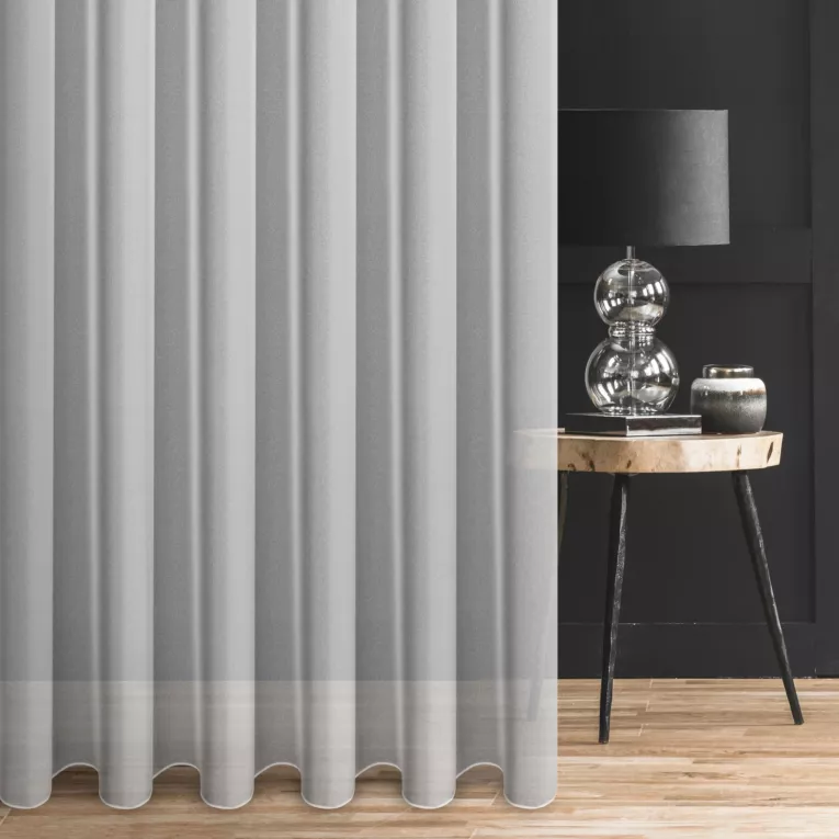 Firana szyta na flexach biała z delikatnej, miękkiej żorżety o wyraźnym splocie, wykończona obciążnikiem