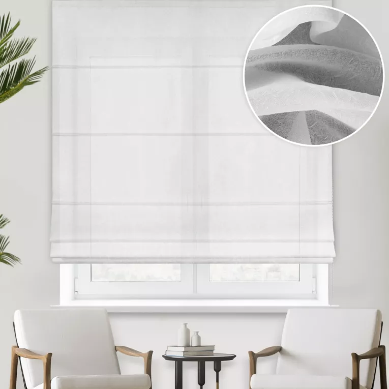 Roleta rzymska biała z miękkiej w dotyku, delikatnie połyskującej, kreszowanej tkaniny, wykończona obciążnikiem