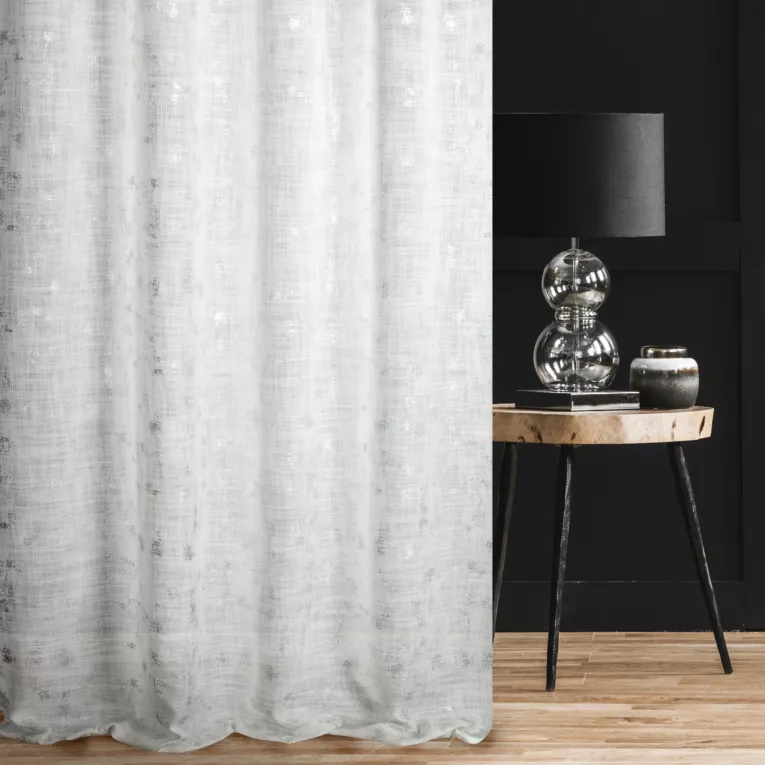 Zasłona szyta na taśmie 5 cm kremowo srebrzysta z tkaniny w stylu eko z błyszczącym nadrukiem