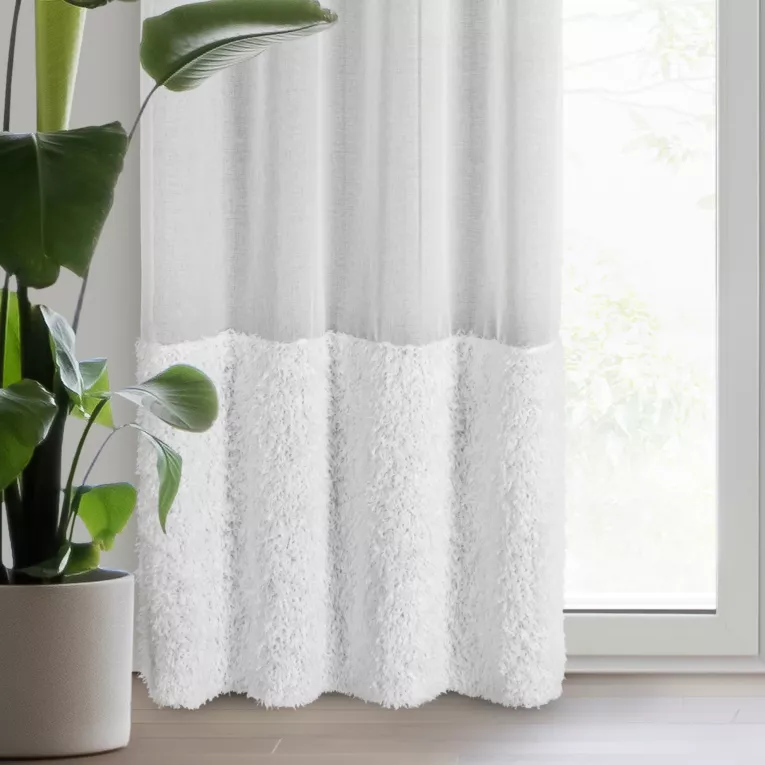 Firana biała z etaminy zdobiona w dolnej cześci firany puszystą futrzaną aplikacją 140x270 cm taśma MARION