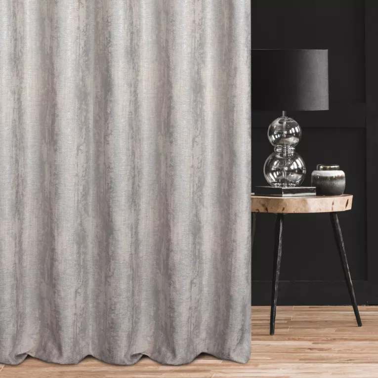 Zasłona szyta na flexach kremowo srebrna z eleganckiej tkaniny zasłonowej o prostym splocie z połyskującym dodatkiem