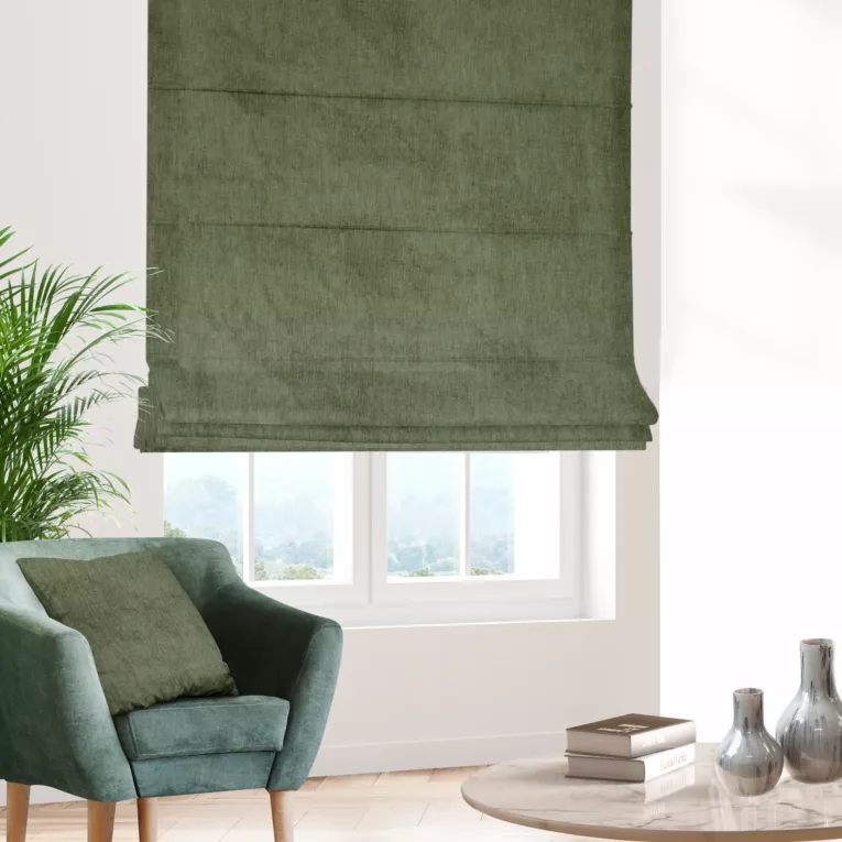 Roleta rzymska oliwkowa z miękkiej matowej tkaniny szenilowej o naturalnym splocie