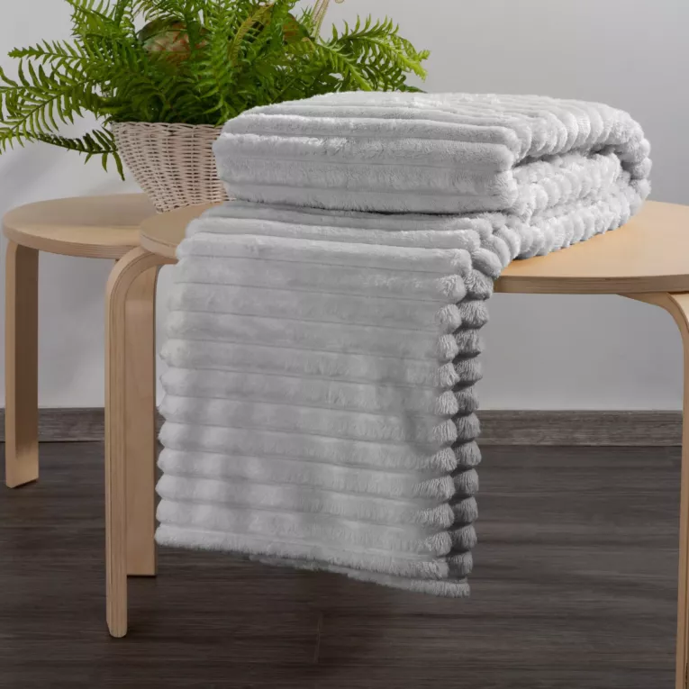 Koc flano 170x210 cm srebrny zdobiony wytłaczanym wzorem z efektem 3D SOFT Design 91