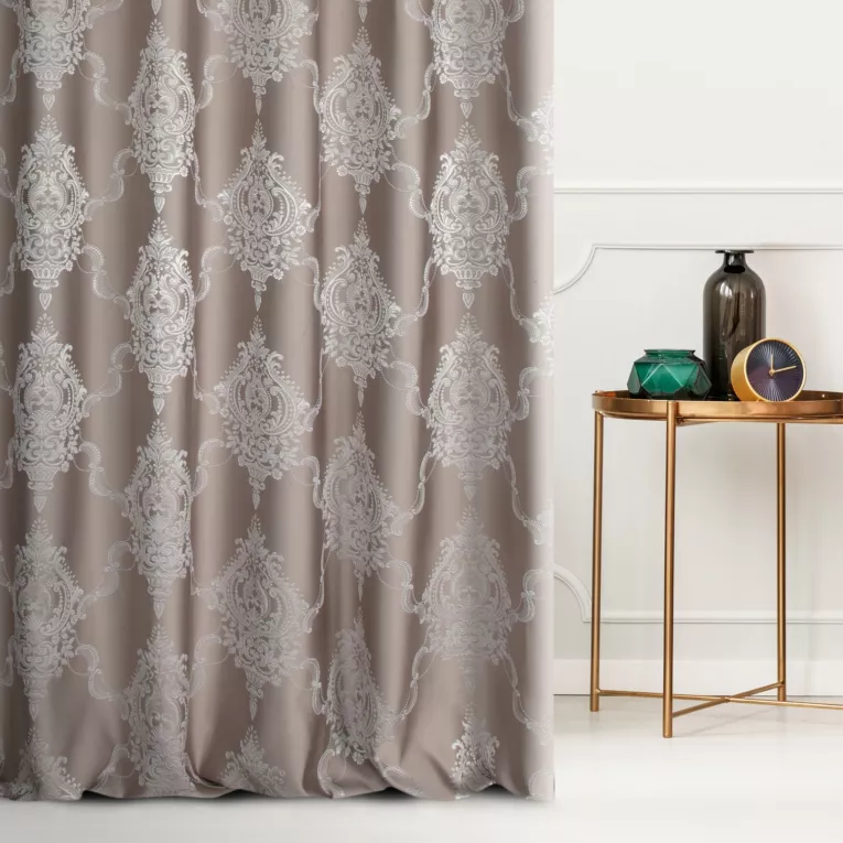 Zasłona szyta na taśmie 5 cm ciemnobeżowo srebrna z eleganckiej tkaniny w duży ornamentowy wzór