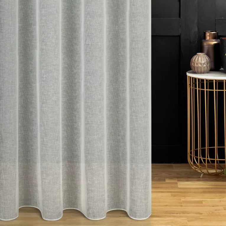 Firana szyta na taśmie 5 cm kremowa z lekko połyskującej etaminy o gęstym splocie