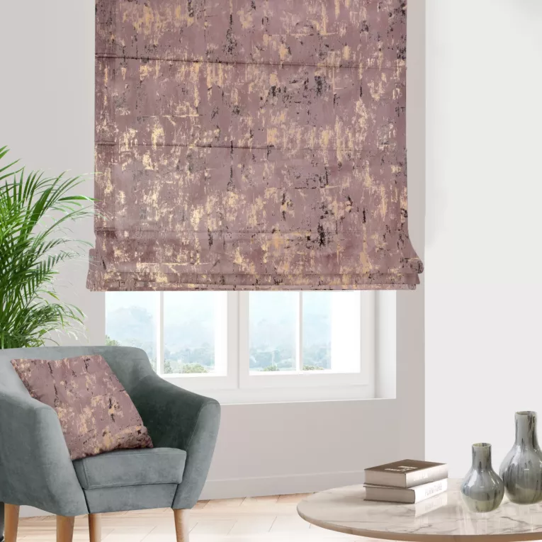 Roleta rzymska pudrowo różowo złocista z tkaniny welwetowej zdobionej połyskującym drukiem