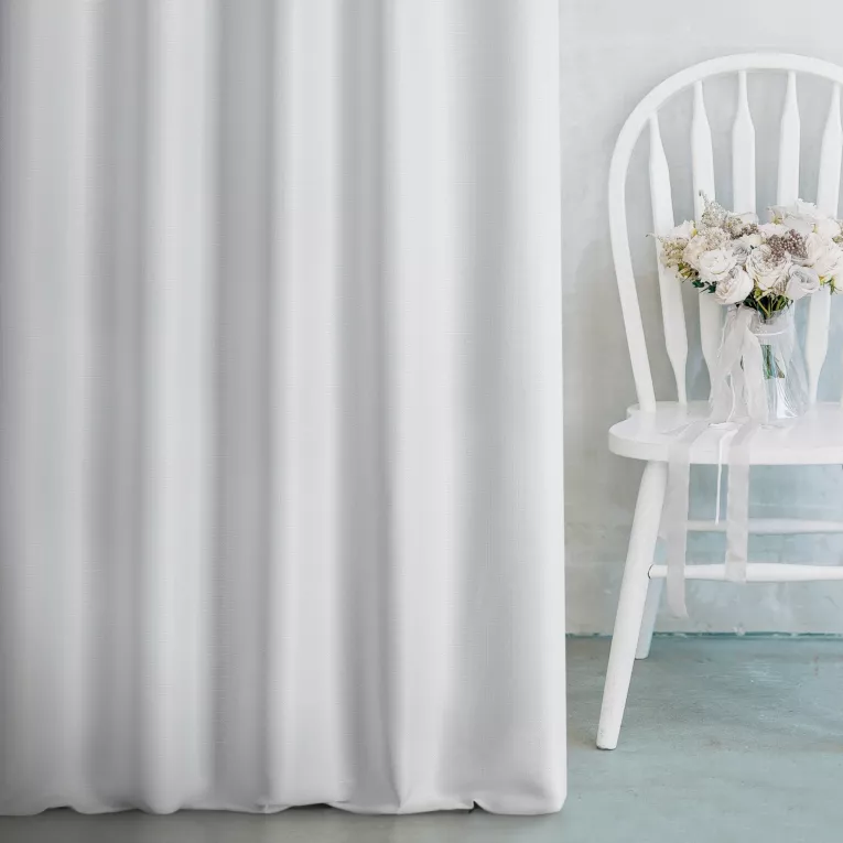 Zasłona szyta na taśmie 5 cm biała z tkaniny o grubym splocie przetykanej błyszczącą nicią