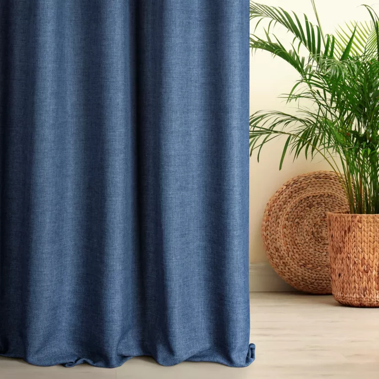Zasłona szyta na flexach LOVELY ciemnoniebieska z widocznym ozdobnym splotem, o naturalnym charakterze