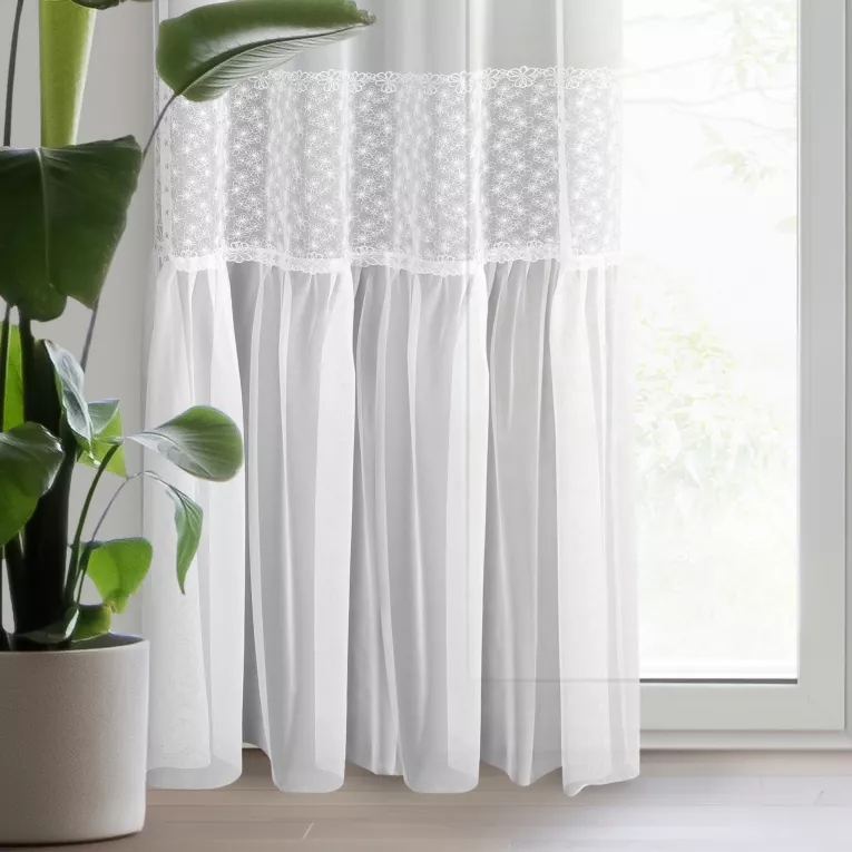 Firana biało, srebrzysta zdobiona aplikacją haftowanych kwiatów z błyszczącą nicią 140x250 cm przelotka LAURI