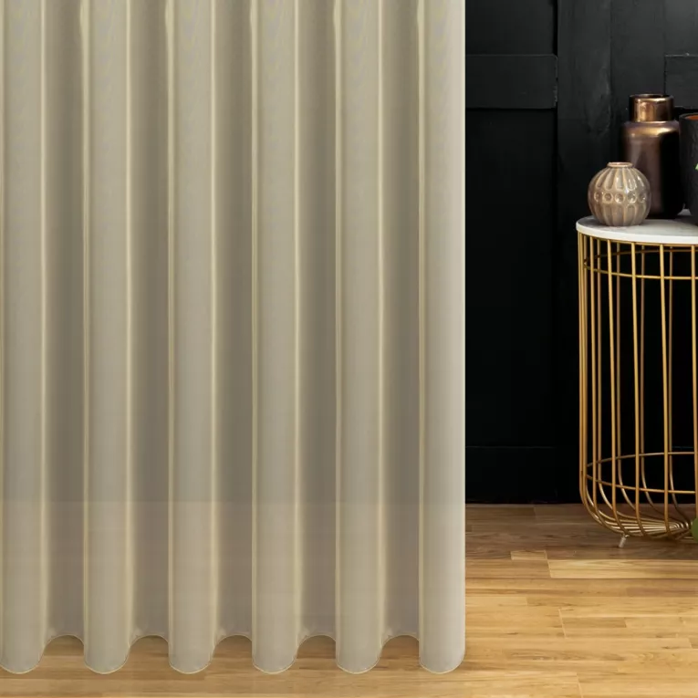 Firana szyta na taśmie 5 cm beżowa z delikatnie połyskującej tkaniny typu PERU z efektem opalizującym, wykończona obciążnikiem