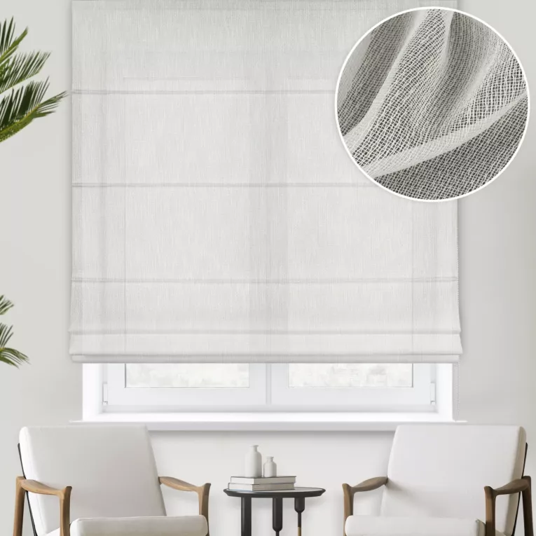 Roleta rzymska kremowa o strukturze drobnej siateczki, wykończona obciążnikiem