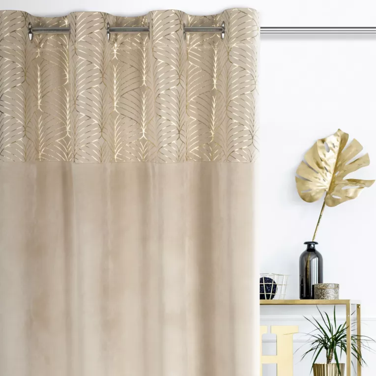 Zasłona z welwetu z ozdobnym pasem ze złotym nadrukiem w górnej części