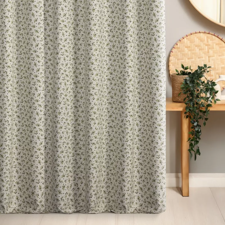 Zasłona szyta na taśmie 8 cm beżowo zielona z tkaniny bawełnianej o naturalnym wyglądzie drukowanej w drobny botaniczny wzór