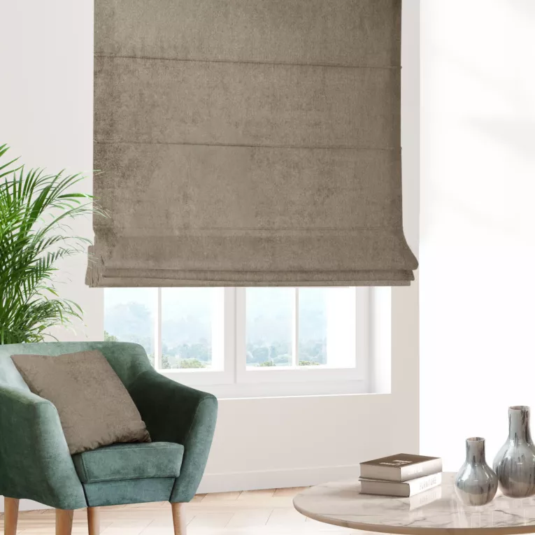 Roleta rzymska beżowa z miękkiej półmatowej tkaniny welwetowej