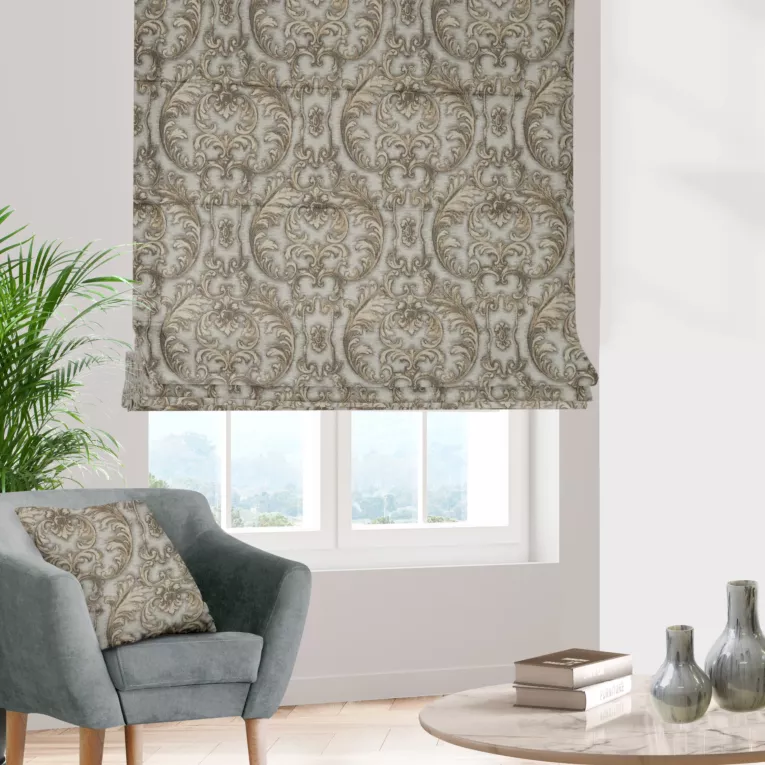 Roleta rzymska popielato beżowa z miękkiej tkaniny w roślinno ornamentowy wzór