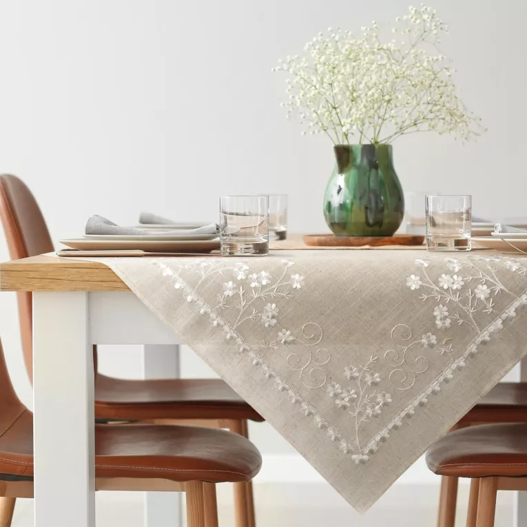 Obrus na stół beżowy 85x85 cm ADELINE z dodatkiem lnu zdobiony haftem
