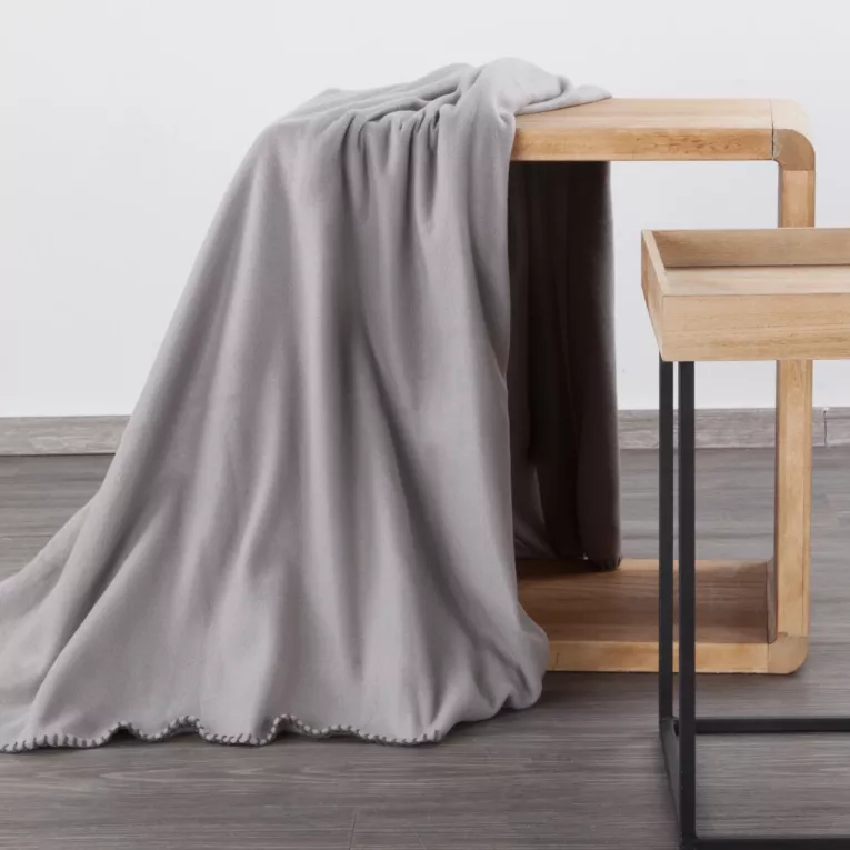 Koc polarowy 150x200 cm srebrny gładki, obszyty grubą nicią POLAR Design 91