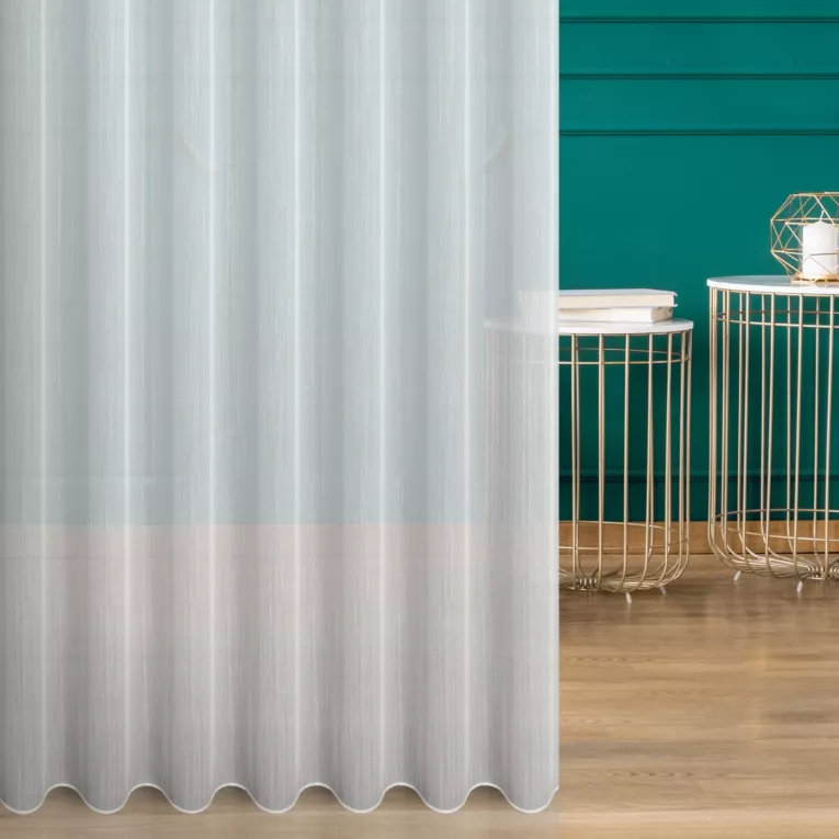 Firana szyta na przelotkach biała z miękkiej tkaniny z rysunkiem delikatnych linii wykończonej obciążnikiem