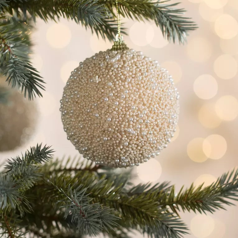 Bombka choinkowa zdobiona drobnymi kuleczkami